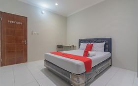 RedDoorz Plus at Bukit Cinta Street Balikpapan